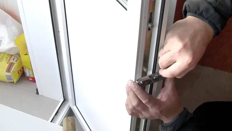 Как отрегулировать пластиковую дверь на балконе самостоятельно