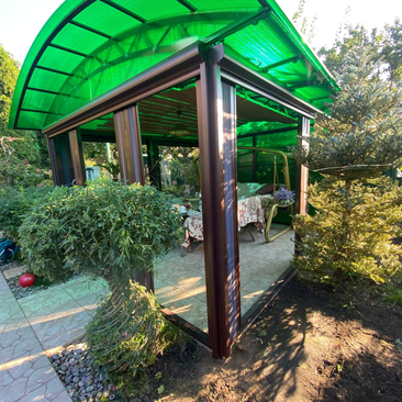 Застеклённая садовая беседка